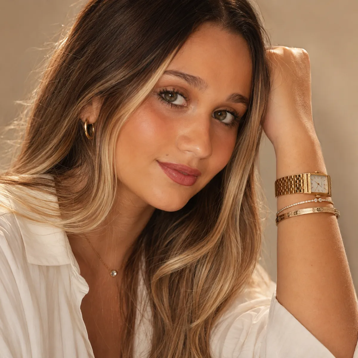 Portrait éditorial — bijoux en or, montre et bracelets